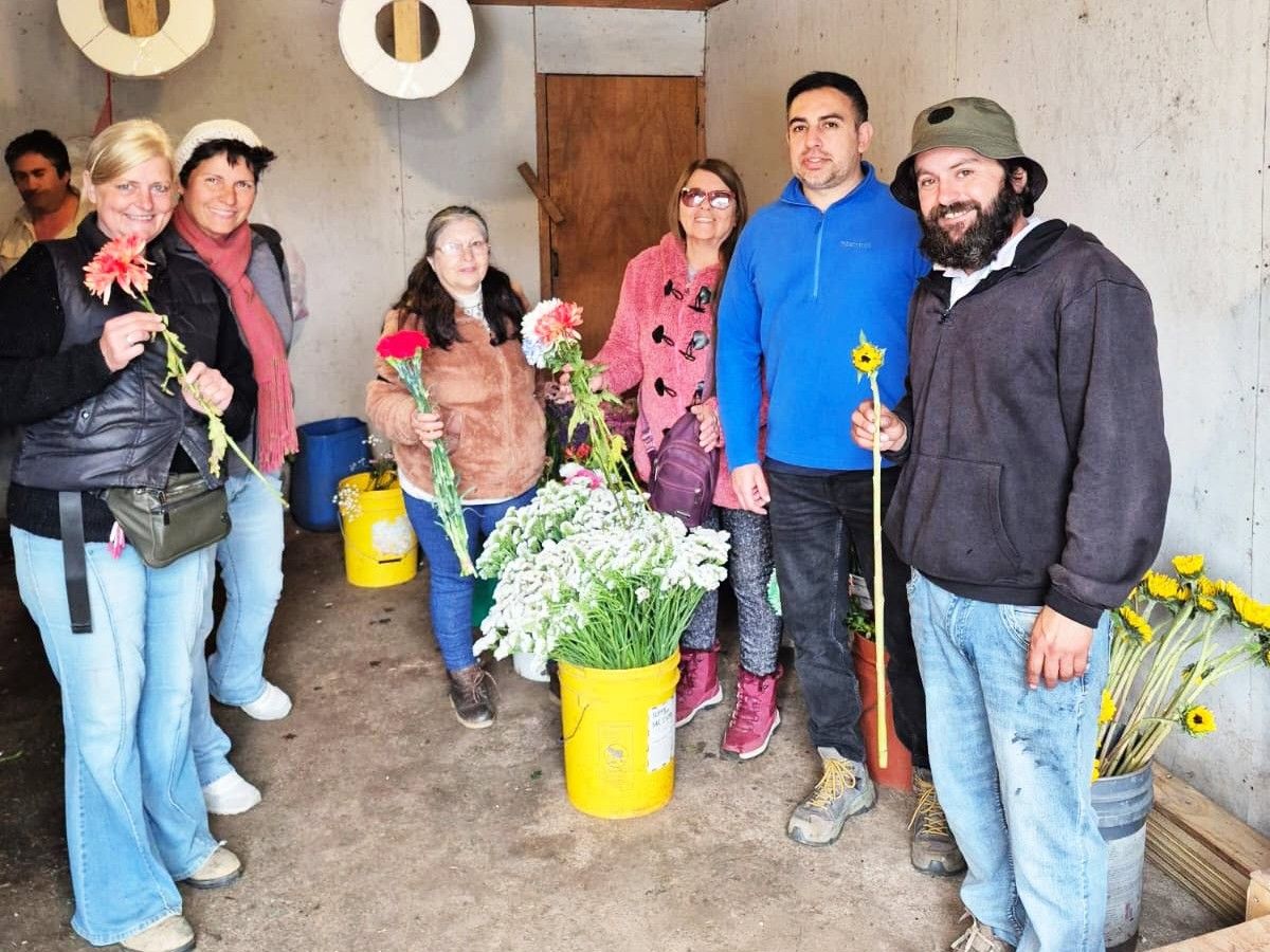 Agricultores de la comuna de Navidad participaron en capacitación sobre producción de flores